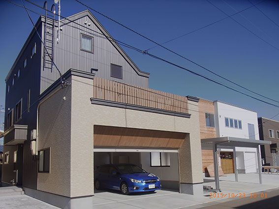 正面ビルトイン車庫 車2台入ります!