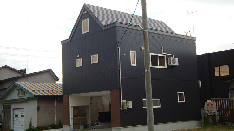 建物右正面